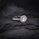 Anillo de compromiso con moissanita de .50ct corte brillante con certificado GRA y 27 cristales laterales elaborado en oro blanco de 14k