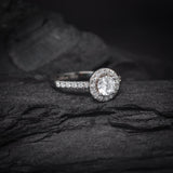 Anillo de compromiso con diamante de laboratorio central de 1.0ct corte brillante con certificado IGI y 27 cristales laterales elaborado en oro blanco de 14k