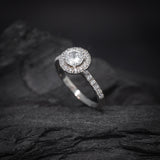 Anillo de compromiso con moissanita de .50ct corte brillante con certificado GRA y 27 cristales laterales elaborado en oro blanco de 14k