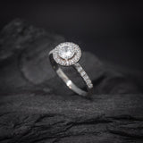 Anillo de compromiso con diamante de laboratorio central de 1.0ct corte brillante con certificado IGI y 27 cristales laterales elaborado en oro blanco de 14k