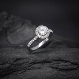 Anillo de compromiso con moissanita de .50ct corte brillante con certificado GRA y 27 cristales laterales elaborado en oro blanco de 14k