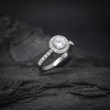 Anillo de compromiso con diamante natural central de .50ct corte brillante con certificación GIA y cristales laterales elaborado en oro blanco de 14k