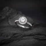 Anillo de compromiso con moissanita de .50ct corte brillante con certificado GRA y 27 cristales laterales elaborado en oro blanco de 14k
