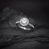 Anillo de compromiso con diamante natural central de .50ct corte brillante con certificación GIA y cristales laterales elaborado en oro blanco de 14k