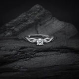 Anillo de compromiso con diamante natural central de .30ct corte brillante con certificación GIA y 2 diamantes naturales laterales elaborado en oro blanco de 14k