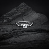 Anillo de compromiso con diamante natural central de .20ct corte brillante y 2 diamantes naturales laterales elaborado en oro blanco de 14k