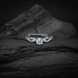 Anillo de compromiso con diamante de laboratorio de .50ct corte brillante con certificado IGI y 2 cristales laterales elaborado en oro blanco de 14k