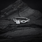 Anillo de compromiso con diamante de laboratorio de .50ct corte brillante con certificado IGI y 2 cristales laterales elaborado en oro blanco de 14k