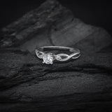 Anillo de compromiso con diamante natural central de .30ct corte brillante con certificación GIA y 2 diamantes naturales laterales elaborado en oro blanco de 14k