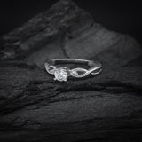 Anillo de compromiso con diamante natural central de .20ct corte brillante y 2 diamantes naturales laterales elaborado en oro blanco de 14k