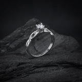 Anillo de compromiso con diamante de laboratorio de .50ct corte brillante con certificado IGI y 2 cristales laterales elaborado en oro blanco de 14k