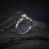 Anillo de compromiso con diamante natural central de .30ct corte brillante con certificación GIA y 2 diamantes naturales laterales elaborado en oro blanco de 14k