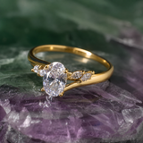 Anillo de compromiso con diamante natural de 1.0ct corte oval con certificado IGI y 4 diamantes naturales laterales elaborado en oro amarillo 14k