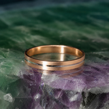 Par de argollas de matrimonio de 3mm macizas con incrustación de diamante natural de .01ct elaboradas en oro rosa y blanco de 18k