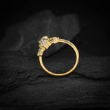 Anillo de compromiso con diamante de laboratorio de 1.0ct corte marquise con certificado IGI y 4 diamantes de laboratorio laterales elaborado en oro amarillo de 14k