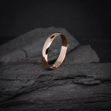 Argolla de matrimonio maciza de 4mm elaborada en oro rosa de 18k