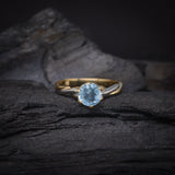 Anillo de compromiso con topacio natural de 1.0ct corte brillante elaborado en oro amarillo y blanco de 14k