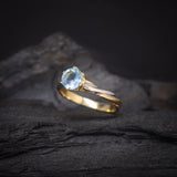 Anillo de compromiso con topacio natural de 1.0ct corte brillante elaborado en oro amarillo y blanco de 14k