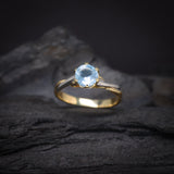 Anillo de compromiso con topacio natural de 1.0ct corte brillante elaborado en oro amarillo y blanco de 14k