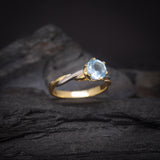 Anillo de compromiso con topacio natural de 1.0ct corte brillante elaborado en oro amarillo y blanco de 14k