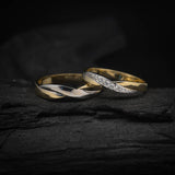 Par de argollas de matrimonio macizas de 4mm y 3mm con incrustación de 9 diamantes naturales (mitad de la pieza) elaboradas en oro amarillo y blanco de 18k