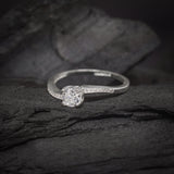 Anillo de compromiso con moissanita de .50ct corte brillante con certificado GRA y cristales laterales elaborado en plata .925