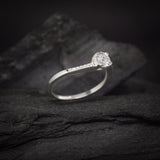 Anillo de compromiso con diamante de laboratorio de .50ct corte brillante con certificado IGI y diamantes de laboratorio laterales elaborado en plata .925