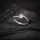 Anillo de compromiso con moissanita de .50ct corte brillante con certificado GRA y cristales laterales elaborado en plata .925