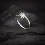 Anillo de compromiso con diamante de laboratorio de .50ct corte brillante con certificado IGI y diamantes de laboratorio laterales elaborado en plata .925