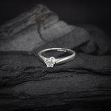 Anillo de compromiso con moissanita de .30ct corte brillante con certificado GRA elaborado en plata .925