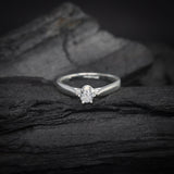 Anillo de compromiso con moissanita de .30ct corte brillante con certificado GRA elaborado en plata .925