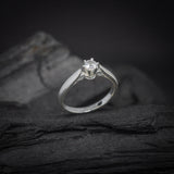 Anillo de compromiso con moissanita de .30ct corte brillante con certificado GRA elaborado en plata .925