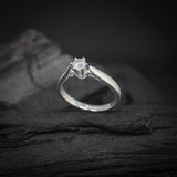 Anillo de compromiso con moissanita de .30ct corte brillante con certificado GRA elaborado en plata .925