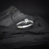 Anillo de compromiso con moissanita de .30ct corte brillante con certificado GRA elaborado en plata .925