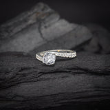 Anillo de compromiso con moissanita de 1.0ct corte brillante con certificado GRA y cristales laterales elaborado en plata .925