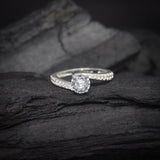 Anillo de compromiso con moissanita de 1.0ct corte brillante con certificado GRA y cristales laterales elaborado en plata .925