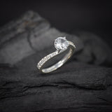 Anillo de compromiso con moissanita de 1.0ct corte brillante con certificado GRA y cristales laterales elaborado en plata .925