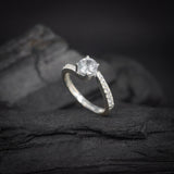 Anillo de compromiso con moissanita de 1.0ct corte brillante con certificado GRA y cristales laterales elaborado en plata .925