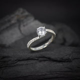 Anillo de compromiso con moissanita de 1.0ct corte brillante con certificado GRA y cristales laterales elaborado en plata .925