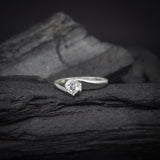 Anillo de compromiso con moissanita de .50ct corte brillante con certificado GRA elaborado en plata .925