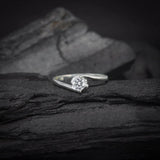 Anillo de compromiso con diamante de laboratorio de .50ct corte brillante con certificado IGI elaborado en plata .925