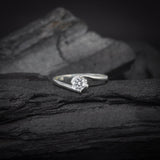 Anillo de compromiso con moissanita de .50ct corte brillante con certificado GRA elaborado en plata .925