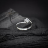 Anillo de compromiso con moissanita de .50ct corte brillante con certificado GRA elaborado en plata .925