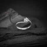 Anillo de compromiso con diamante de laboratorio de .50ct corte brillante con certificado IGI elaborado en plata .925