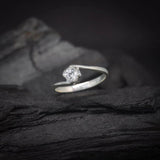 Anillo de compromiso con diamante de laboratorio de .50ct corte brillante con certificado IGI elaborado en plata .925