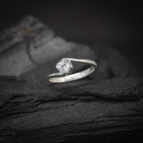 Anillo de compromiso con moissanita de .50ct corte brillante con certificado GRA elaborado en plata .925