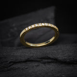 Media churumbela con cristales elaborada en oro amarillo de 14k