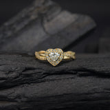 Anillo de compromiso con diamante natural central de .40ct corte corazón con certificación GIA y 26 moissanitas laterales elaborado en oro amarillo de 14k