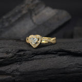 Anillo de compromiso con diamante natural central de .40ct corte corazón con certificación GIA y 26 moissanitas laterales elaborado en oro amarillo de 14k
