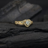 Anillo de compromiso con diamante natural central de .40ct corte corazón con certificación GIA y 26 moissanitas laterales elaborado en oro amarillo de 14k